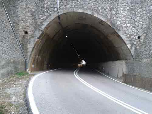 Iluminación con placas solares tunel gorg blau