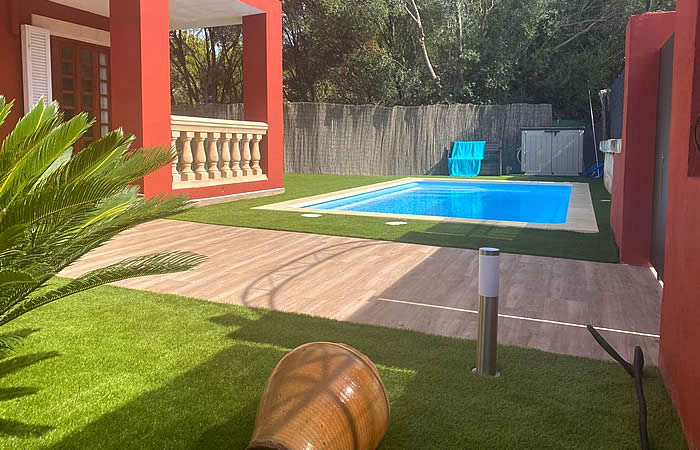 Piscina de fibra unique 6 en el secar de la real con césped artificial y embaldosado de terraza