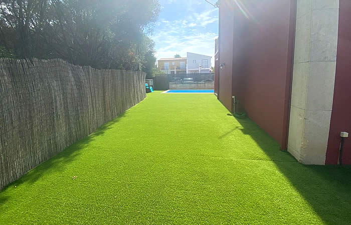 Piscina de fibra unique 6 en el secar de la real con césped artificial y embaldosado de terraza